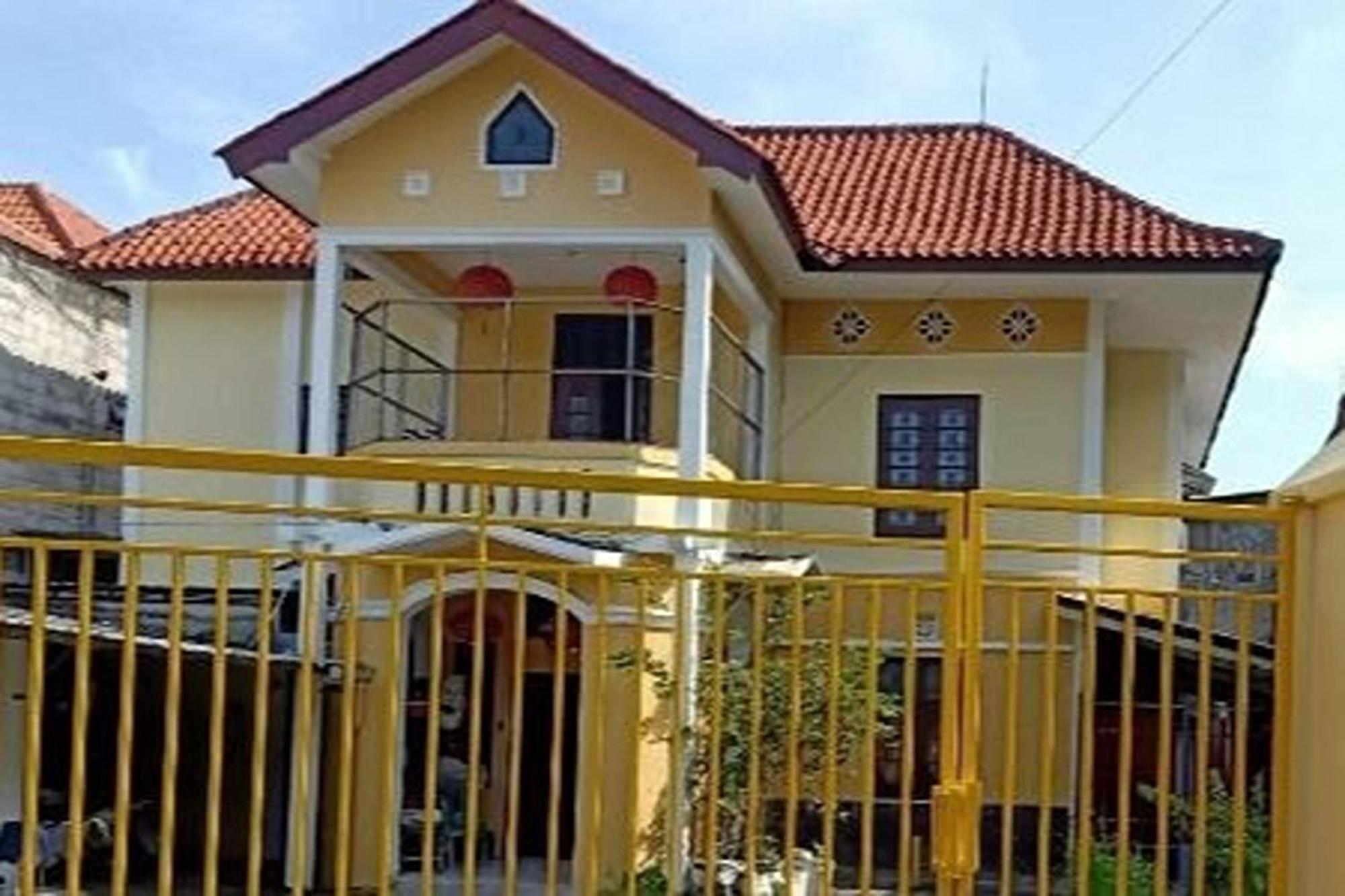 Kost 48 Surabaya Hotel Exterior photo