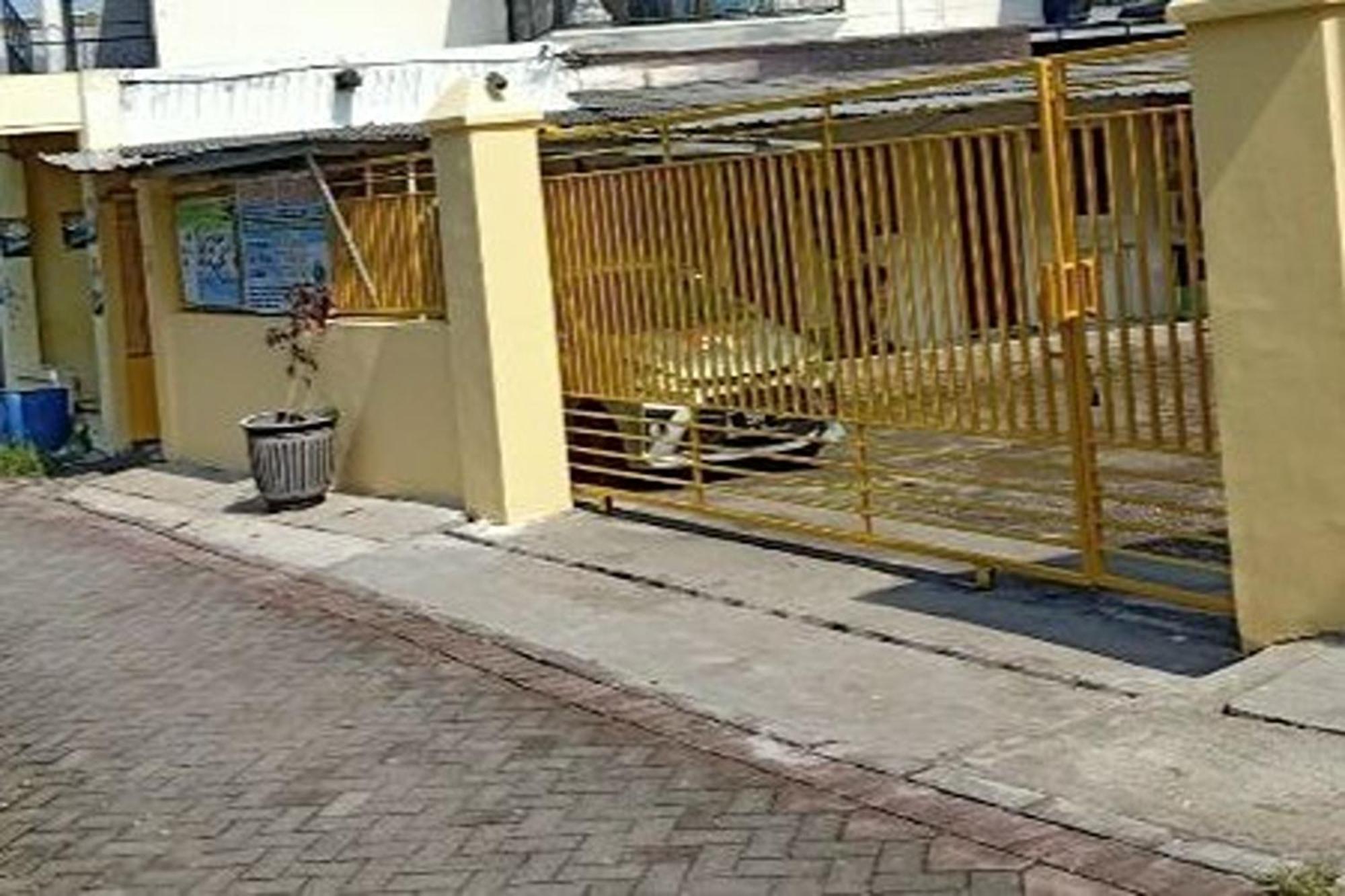 Kost 48 Surabaya Hotel Exterior photo